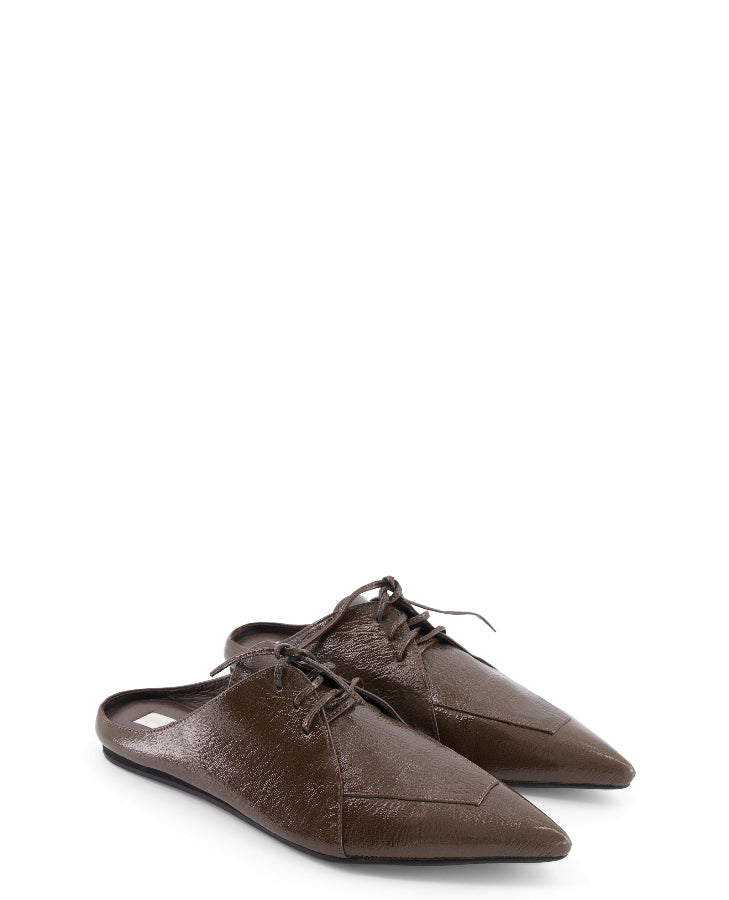 sharp nose flat shoes in brown leather