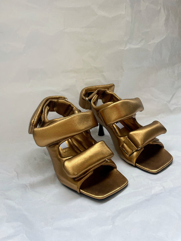 /aenk:ei/ Fou Gold Sandals