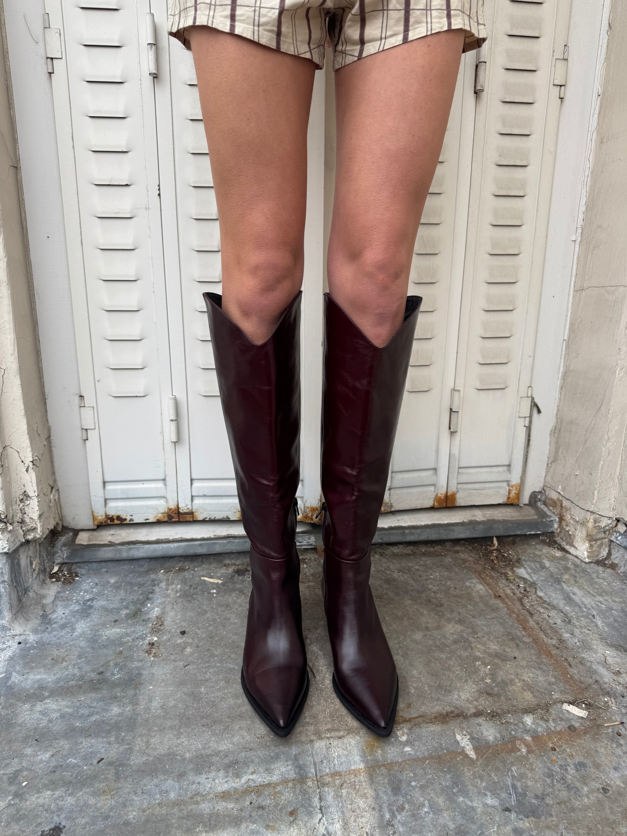 High boots in burgundy