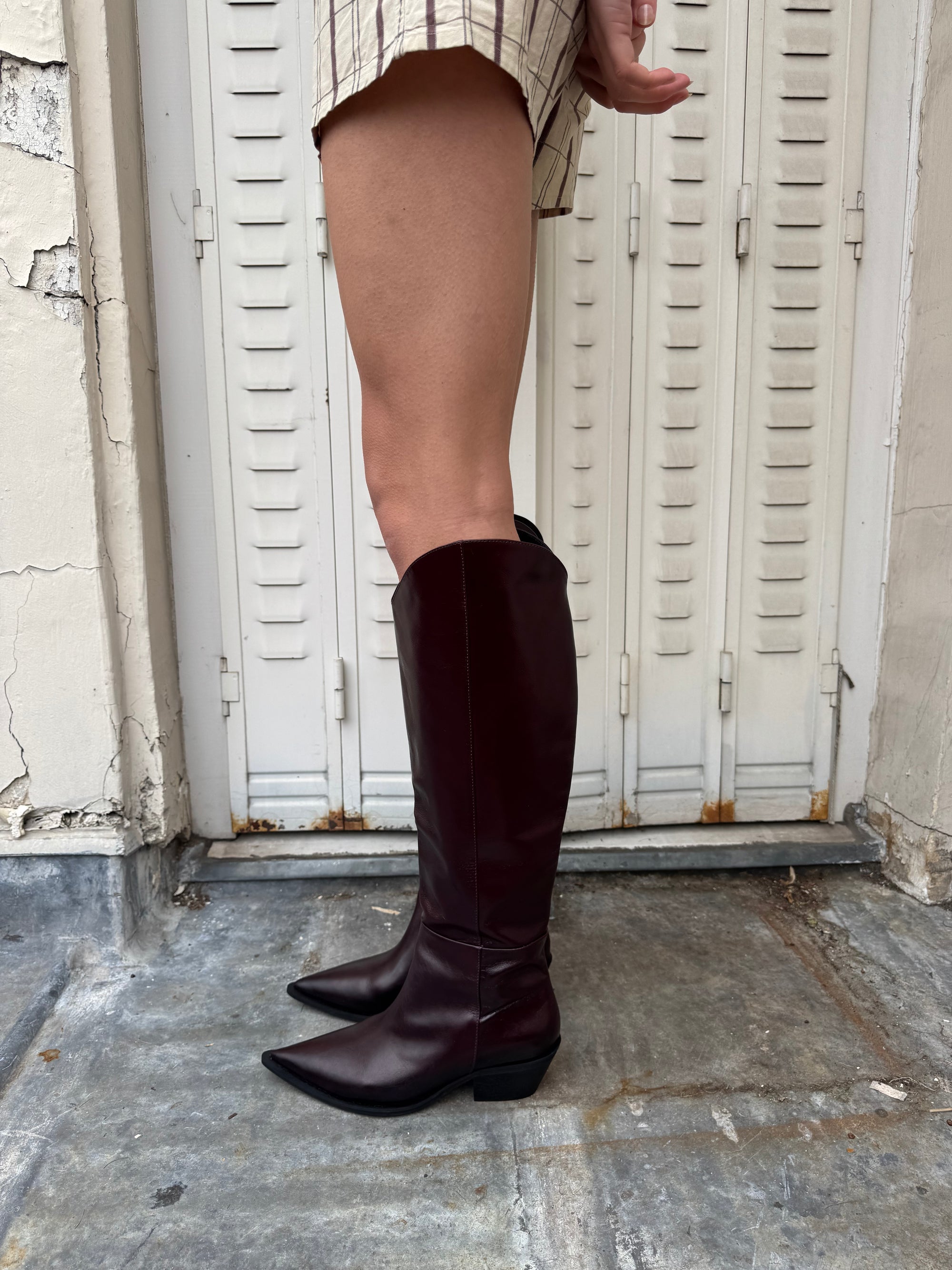 High boots in burgundy