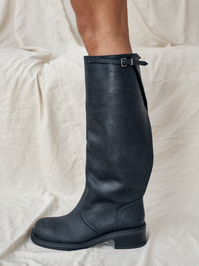 TRANSFORMABLE BLACK BOOTS