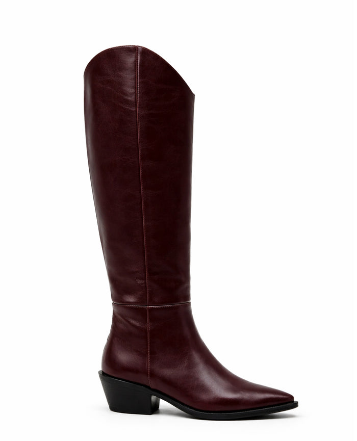 High boots in burgundy